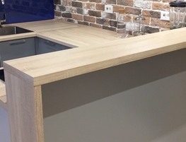 Кухня с барной стойкой