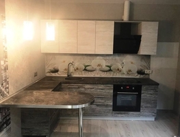 Кухня с барной стойкой бежевого цвета