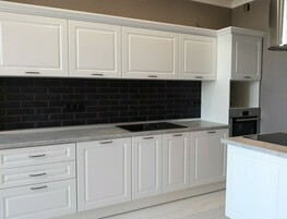 Белая кухня прямой формы